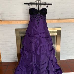 Beautiful purple and black strapless, formal, prom dress. Like new. Size 5/6.